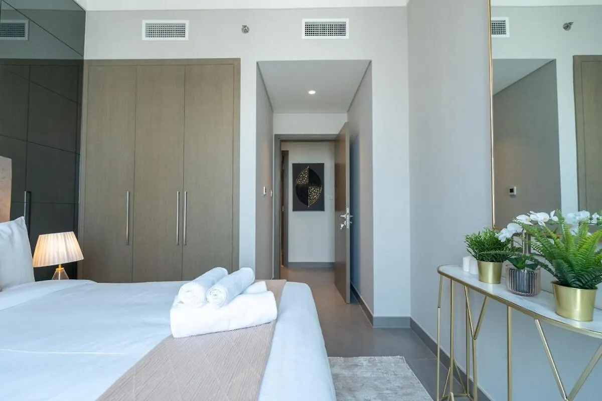 Stylish 2-Bed Oasis With Pool In Peaceful Creek Harbour Apartment Dubai 0*,