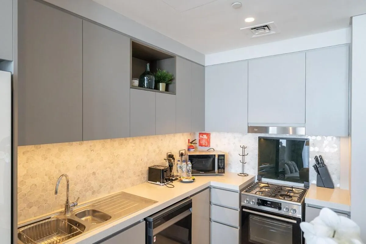 Stylish 2-Bed Oasis With Pool In Peaceful Creek Harbour Apartment Dubai 0*,